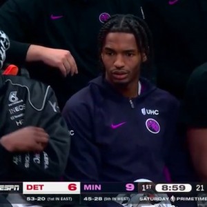 开云app-哈哈哈怪好玩！爱德华兹替补席拍腿大笑 道苏姆&amp;菲利普斯两脸无感