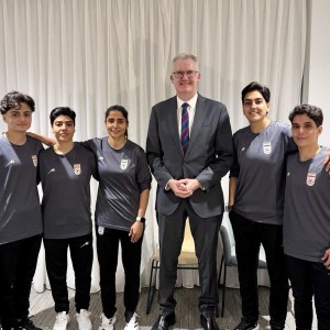 开云下载网址-澳媒：伊朗女足球员从消防通道逃离，安保曾寻找球员但被志愿者驱离